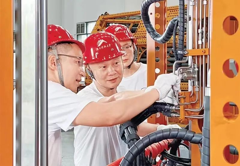 2023年度湖南十|凯发国际手机app下载大教育新闻人物揭晓